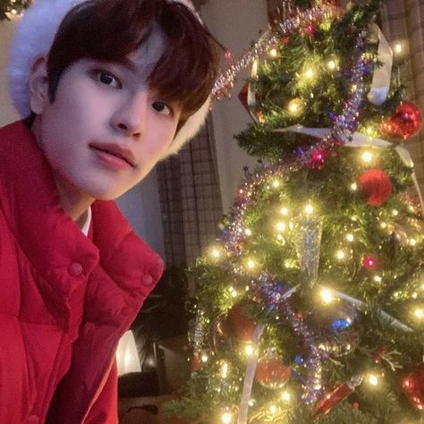 seungmin Lee Know Christmas Icons, Straykids Christmas Icons, December Icons, Skz Christmas, Seungmin Wallpaper, Christmas Lockscreen, Hungry Children, Skz In Cute, Christmas Icons