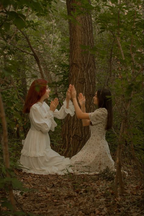 Witchy Best Friends, Two Women Photoshoot Ideas, Two Women Pose Reference, Sisters Photoshoot Ideas, Friends In The Woods, Cottage Core Photoshoot, Whimsical Photoshoot, Witchy Friends, 천사와 악마