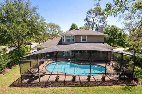 Screened Pool Enclosure, Pool With Enclosure, Landscaping Around Pool Screen Enclosure, Enclosed Pool Ideas, Screened In Pool, Enclosed Pool, Pool Screen Enclosure, Pool Screen, Pool Architecture