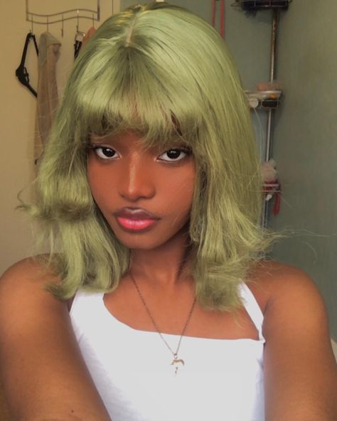 Green Hair On Brown Skin, Green Hair Tan Skin, Hair Colors Green, Hair Dye Inspo Aesthetic, Pale Green Hair, Olive Green Hair, Hair Inspo Curly, Girl With Green Hair, Short Green Hair