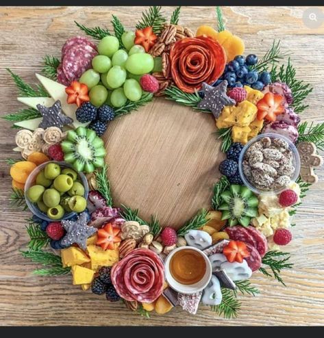 Holiday Veggies, Food Wreath, Platter Decoration, Charcuterie Trays, Tiny Foods, Kreative Snacks, Fantasy Food, Food Boards, Holiday Appetizer