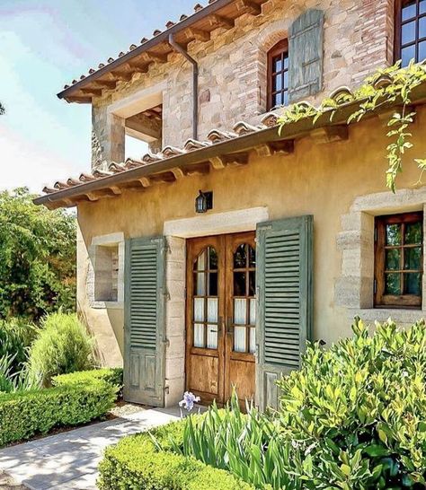 Dröm Hus Planer, Tuscan Farmhouse, Italian Farmhouse, Italy House, Tuscan House, Italian Architecture, Italian Home, Mediterranean Home, Mediterranean Homes