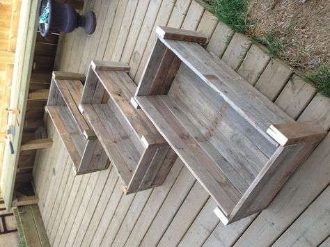 Three more planter boxes for the garden, made from the ever-versatile recycled pallet! Welcome back, spring! Pallet Trough Planter, Pallet Garden Box, Michigan Backyard, Pallet Deck Diy, Diy Wood Planters, Vertikal Garden, Pallet Planter Box, Wood Pallet Planters, Planter Box Plans