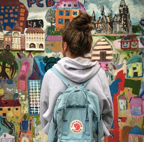 Mochila Fjallraven Kanken, Sky Blue Outfit, Backpack Inspiration, Backpack Aesthetic, Kanken Classic, Fjallraven Women, High School Backpack, Kanken Mini, 15 Birthday