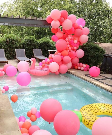 Bachelorette Pool, Pool Dekor, Pool Party Ideas, Bachelorette Pool Party, Party Swimming Pool, Wedding Balloon Decorations, Pool Party Decorations, Pool Birthday, Summer Pool Party