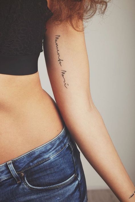 Memento Mori Tattoo am Oberarm, kurzes schwarzes Top und Jeans, rote gewellte Haare, Tattoo Spruch am Arm Small Tattoo Arm, 21 Tattoo, Tattoo Placement Arm, Memento Mori Tattoo, Font Tato, Small Tattoo Placement, Inner Arm Tattoos, Girl Arm Tattoos, Upper Arm Tattoos