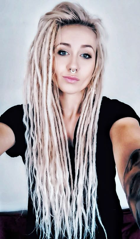 Dreadlock For White Women, White Dreadlocks, Dreads White Woman, White Blonde Dreadlocks, Caucasian Dreads Women, Half Dreaded Hair, Dreadlock Extensions White Girl, White Girl Dreads, Dread Hair Extensions