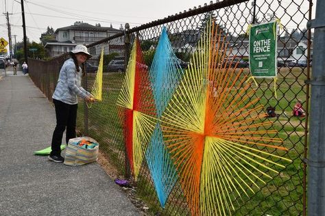 Fence Artwork, Collaborative Art Projects For Kids, Fence Weaving, Collaborative Art Projects, Fence Art, Outdoor Crafts, School Garden, Fence Decor, Chain Link Fence