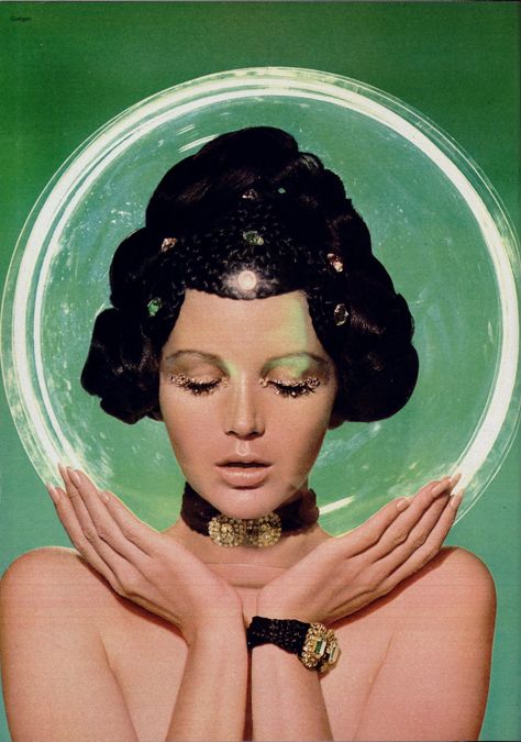 60s Space Age, Space Age Fashion, Space Ghost, Space Fashion, Age Of Aquarius, Arte Cyberpunk, Space Girl, Futuristic Fashion, Alphonse Mucha