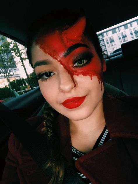 Half devil half glam #halloween #devil #devilmakeup #halloweenmakeup Devil Halloween Makeup, Glam Halloween, Devil Makeup, Devil Halloween, Cool Halloween Makeup, Devil Costume, Halloween 2016, Halloween Makeup Looks, Halloween 2020