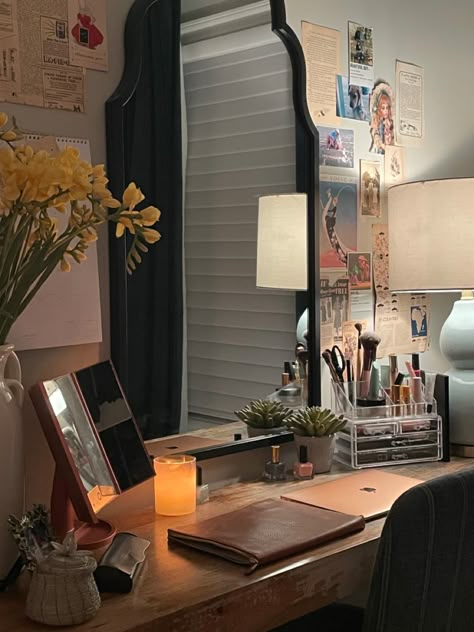 Office Vanity Room Combo Desks, Vanity Desk Aesthetic, Pinterest Room Decor, Pretty Room, Dreamy Room, Room Redo, Bedroom Layouts, Dream Room Inspiration, Apartment Room