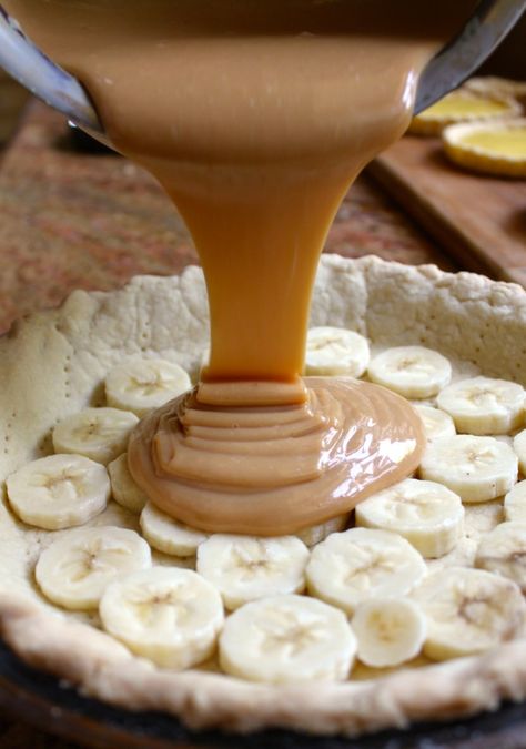 Pouring caramel into Banoffee Pie Bonaffie Pie, Bananoffee Pie, Snickers Torte, Banana Toffee, Banoffee Pie Recipe, Tart Crust, Banana Cream Pie Recipe, Banana Pie, British Desserts