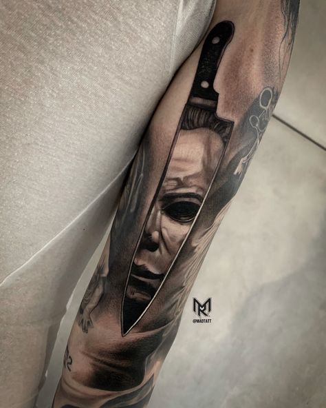 Horror Movie Filler Tattoos, Micheal Myers Tattoo, Pennywise Tattoo, Michael Myers Tattoo, Shen Long Tattoo, Horror Movie Tattoos, Knife Tattoo, Movie Tattoo, Tattoo Background