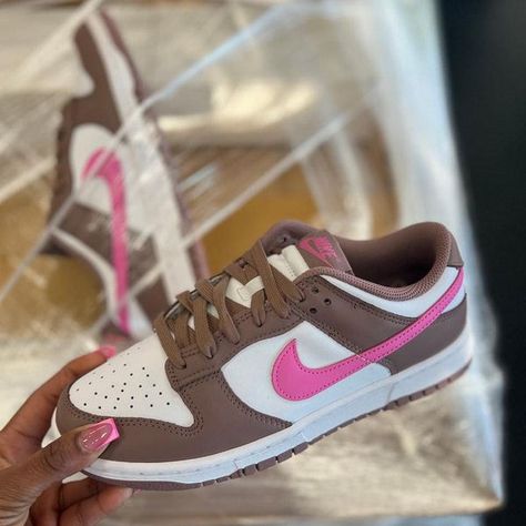 Air Max Nike Rosa, Nike Heels, Nike Shoes Women Fashion, Pink Nike Shoes, Pretty Sneakers, Trendy Shoes Sneakers, Nike Shoes Girls, Preppy Shoes, Pretty Shoes Sneakers