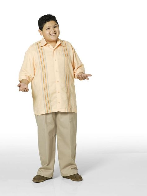 Season 3 Manny Delgado (Rico Rodriguez) Cam Modern Family Photoshoot, Modern Family Promo Photos, Godly Captions, Cam Modern Family, 18th Dress, Tw Aesthetic, Family Core, Pinterest Icons, Silly Poses