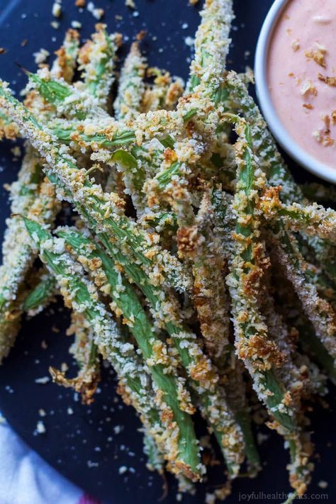 These Crispy Baked Green Bean Fries take only 15 minutes to make and are served with an incredible Creamy Sriracha Sauce for dipping! They are WAY better than regular fries and healthier for you too! | joyfulhealthyeats.com Creamy Sriracha Sauce, Dinner Ideas Easy Healthy, Quick Easy Dinner Ideas, Green Bean Fries, Dinner Recipes Quick, Garlic Parmesan Fries, Baked Green Beans, Fried Green Beans, Dinner Ideas Easy