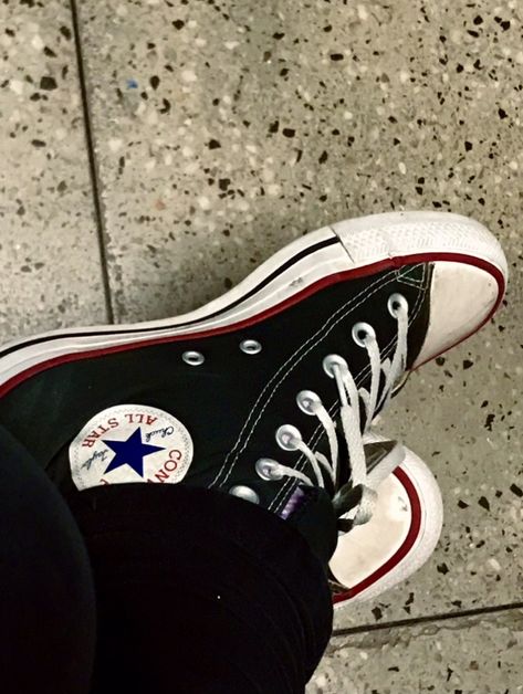 Grunge Converse, Star Grunge, Allstar Converse, Converse Aesthetic, Robert Downey Jr Iron Man, Converse Chucks, Fav Shoes, Cool Sneakers, Black Converse