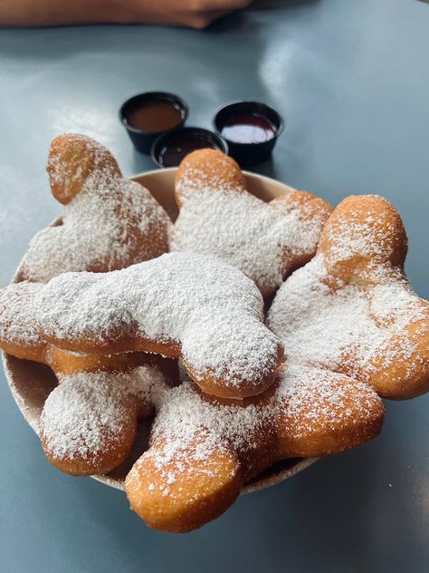 Disneyland Beignets, Disney French Quarter, Disneyland Foods, Mickey Beignets, Best Disneyland Food, Disneyland Snacks, Orlando Food, Vacation With Family, Port Orleans French Quarter