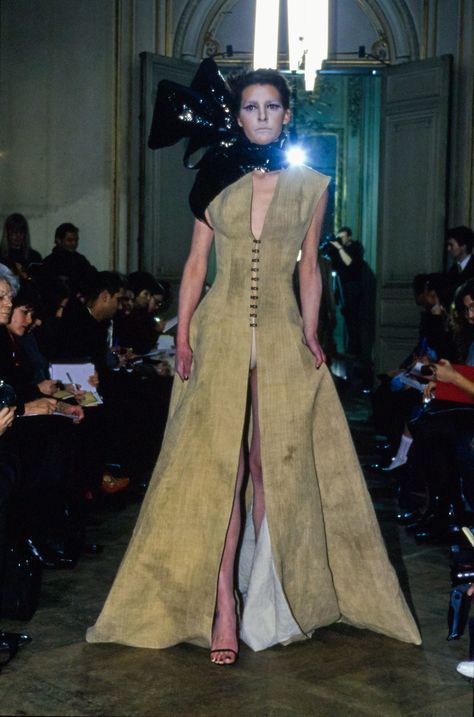 Olivier Theyskens Fall 1998 Ready-to-Wear Fashion Show Collection Oliver Theyskens, Archival Fashion, Olivier Theyskens, 90s Minimalism, 90s Runway Fashion, Runway Fashion Couture, Runway Collection, Fashion Show Collection, Only Fashion