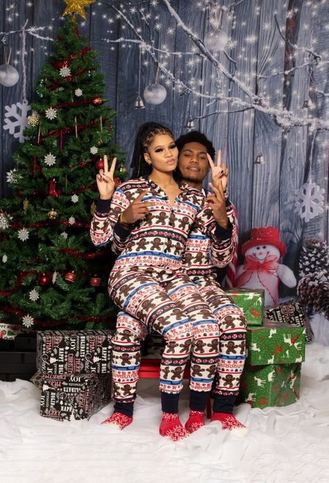 Christmas Pictures For Couples, Cute Matching Christmas Pjs Couples, Black Couple Matching Pajamas, Halloween Pajamas Couple, Matching Halloween Pajamas Couples, Christmas Pics With Boyfriend, Matching Christmas Outfits For Couples, Bestie Christmas Photoshoot, Couple Christmas Pajamas Black People