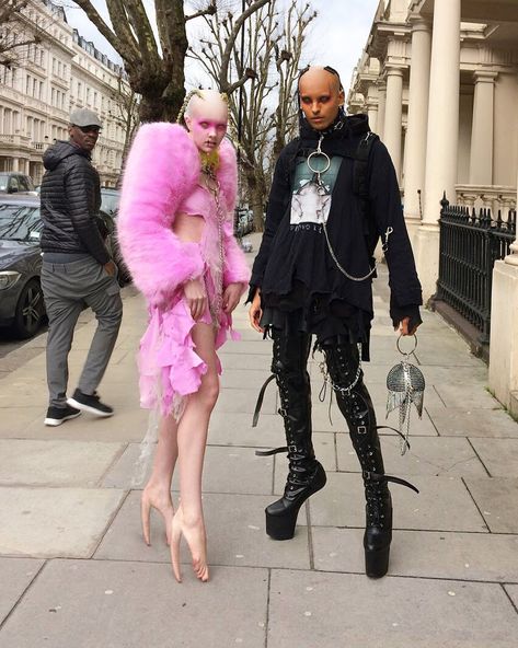 Still just an alien couple out and about Estilo Harajuku, Instagram Promotion, Weird Fashion, Workout Attire, Alternative Outfits, Dresses To Wear To A Wedding, American Horror, Packing Tips, Makeup Organization