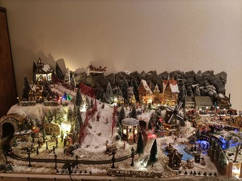 Christmas Village Display With Train, Christmas Town Decorations, Christmas Village Set Up Ideas, Magic Village, Christmas Tree Village Display, Christmas Tree Train, Christmas Tree Village, Village Ideas, Lemax Christmas Village