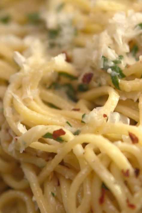 Michael Bonacini's Garlicky Tagliolini Recipe Uses Epic Amounts Of Parmesan Cheese Garlic Parmesan Pasta, Meatless Mains, Chefs Recipes, Spaghetti Aglio, Olive Oil Recipes, Pasta Sides, Parmesan Pasta, Perfect Pasta, Easy Pasta Recipes