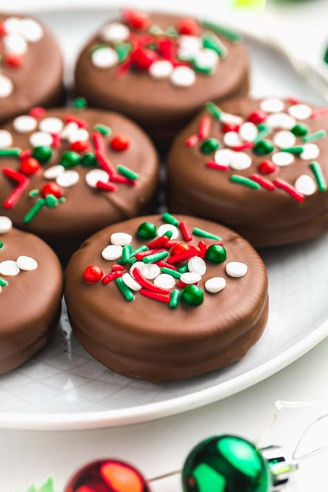 These 3-ingredient chocolate covered Oreos are Oreo sandwich cookies dipped in chocolate or candy melts, then topped with colorful sprinkles! These easy no-bake cookies are perfect for Christmas or any occasion. They're great for snacking, to give as a gift, or to be served at parties. Baby Party Food, Cocktail Sausage Recipes, 4th Of July Board, Treats For Gifts, Christmas Chocolate Desserts, Oreo Crunch, Oreo Truffles Recipe, Oreo Treats, Saltine Toffee