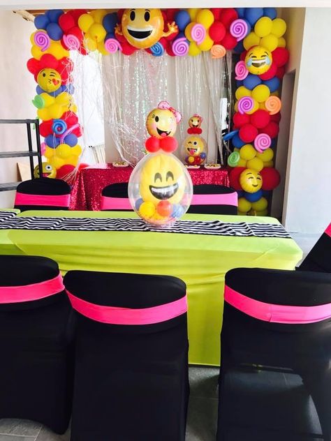 Emoji Decoration Ideas, Emoji Balloon Garland, Emoji Birthday Party Ideas Decoration, Emoji Balloon, Emoji Birthday Party, Emoji Birthday, Emoji Party, Balloon Arch, Party Balloons