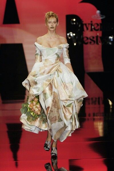 Vivian Westwood Fashion Show, Vienne Westwood Dress, Julian Roberts, Vivienne Westwood Designs, Vivian Westwood, Vivienne Westwood Fashion, Vivienne Westwood Dress, Mode Punk, Runway Fashion Couture