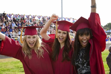 Elena Gilbert Bonnie Bennet Caroline Forbes on graduation season4ep23💓 Bonnie Bennet, Vampire Diary, Vampire Diaries Poster, Vampier Diaries, Candice Accola, The Vampire Diaries 3, Candice King, Vampire Diaries Wallpaper, Vampire Diaries Funny