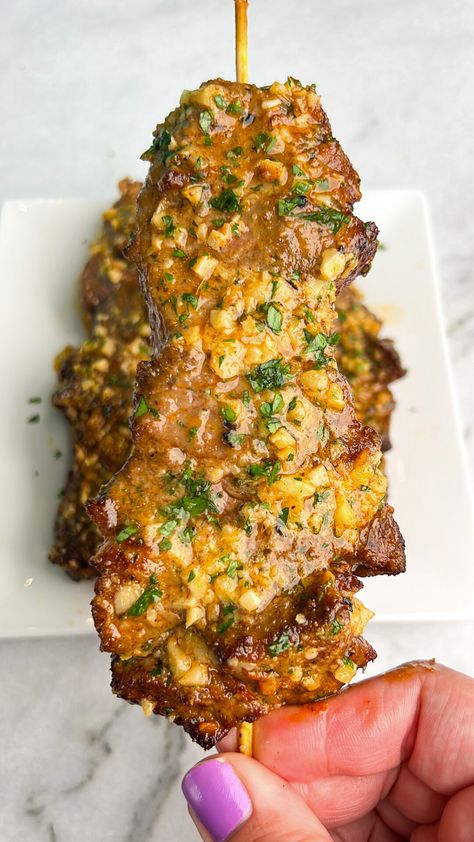 Cajun Garlic Parmesan Air Fryer Steak Skewers - Bad Batch Baking - Restaurant Copycat Recipes & Family Favorites Garlic Parmesan Steak, Air Fried Garlic, Bbq Kabobs, Shish Kebabs, Parmesan Butter, Steak Skewers, Parmesan Steak, Batch Baking, Cooking Steak