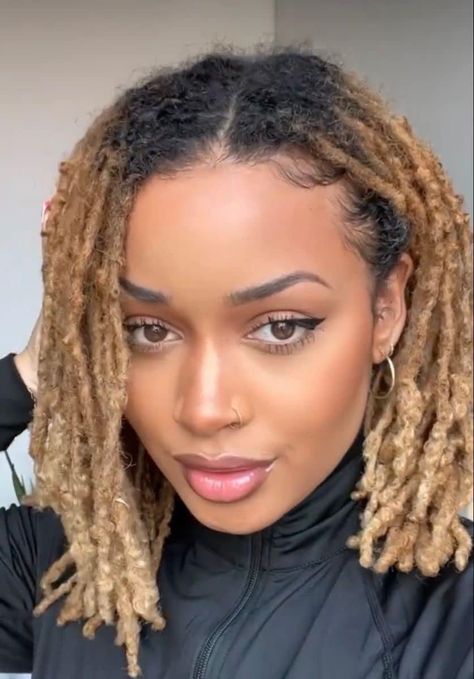 Blonde Ombré Locs, Highlighted Locs Black Women, Locs Hair Color Ideas For Black Women, Two Tone Locs Black Women, Blond Locs Black Women, Dreadlock Color Ideas Black Women, Blonde Dreads Black Women, Ash Blonde Locs, Ombre Locs Black Women