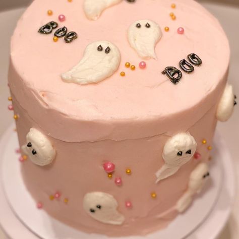 Cake With Ghosts, Diy Ghost Cake, Cute Ghost Cake, Ghost Cake Birthday, Ghost Cake Ideas, Pink Ghost Cake, Ghost Birthday Cake, Booday Party, Ghost Cakes