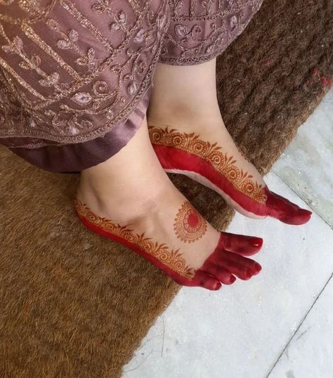 Simple Mehndi Designs For Savan, Feet Alta Design, Mehendi Feet Design, Aalta Designs For Leg, Ankle Mehendi, Red Mehendi Designs, Alta Design Bengali Foot, Alta Design Bengali Hands, Alta Design Bengali