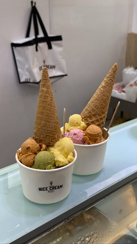 Ice Cream Bread, Kue Macaroon, Ice Cream Menu, Brunch Cafe, Ice Cream Pops, Frozen Snack, Yummy Ice Cream, Food Gallery, Italy Food