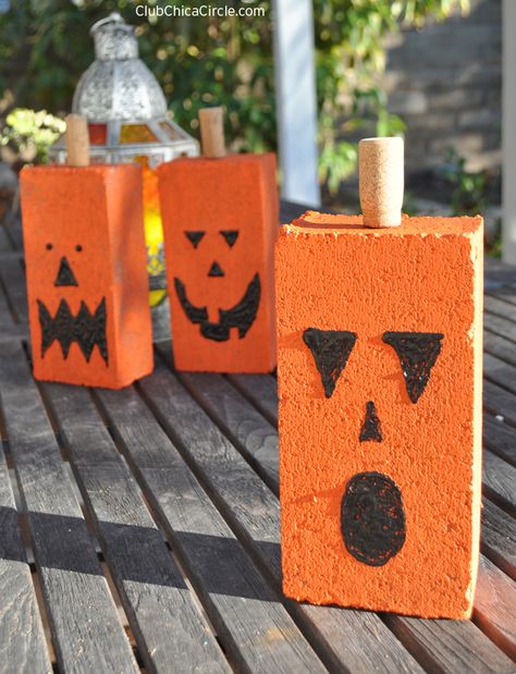 Turn concrete block, bricks or pavers into cute decorative pumpkins. This craft is super easy to make and really inexpensive. Concrete Pumpkins Diy, Concrete Pumpkins, Painted Bricks Crafts, Block Pumpkins, Pumpkins Diy, Brick Crafts, Halloween Spooktacular, Diy Halloween Projects, Halloween Diy Crafts