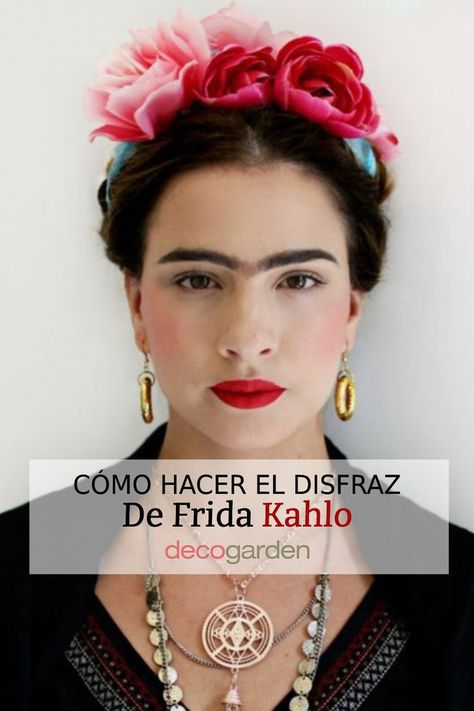 Te enseñamos a recrear la imagen floral más clásica y tradicional de la gran pintora mexicana más reconocida, símbolo de la libertad y reivindicación. Frida Makeup Halloween, Frida Kahlo Makeup Halloween, Frida Kahlo Makeup Inspired, Frida Kahlo Hair Tutorial, Frida Costumes Women, Frida Kahlo Costume Ideas, Frida Kahlo Hairstyle, Frida Kahlo Halloween Costumes, Frida Kahlo Halloween