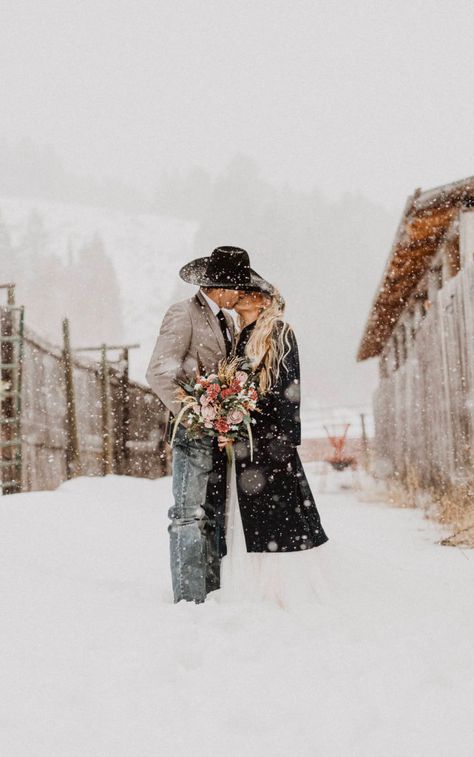 Snow Wedding Photography, Snow Wedding Photos, Groom In Jeans, Western Engagement Pictures, Winter Wedding Photography, Winter Engagement Pictures, Outdoor Winter Wedding, Wedding Western, Mountain Wedding Photos