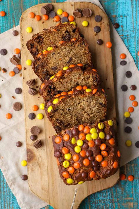 Chocolate Chip Banana Bread Recipe, Butter Banana Bread, Peanut Butter Banana Bread, Banana Bread Ingredients, Reese's Pieces, Chocolate Chip Banana, Banana Dessert, Chocolate Chip Banana Bread, Sweet Treats Recipes