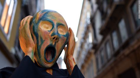 Edvard Munch The Scream Halloween costume Le Cri Munch, Best Costume Ever, Venice Mask, Le Cri, Carnival Of Venice, Picasso Paintings, Wearing A Mask, Expressionist Painting, Famous Art