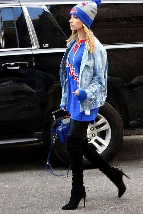 Jersey and Denim Jacket Jersey Outfit Ideas, Oversized Jersey Dress, Hockey Game Outfit, Leather Shorts Outfit, Hockey Outfits, Football Jersey Outfit, Ny Rangers, Singer Fashion, Tight Leather Pants