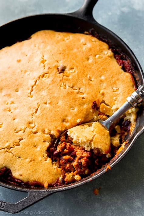 Skillet Chili, Muffins Chocolate Chip, Chili Cornbread Casserole, Pumpkin Cookies Healthy, Chili Casserole, Beef Food Recipes, Skillet Cornbread, Chili And Cornbread, Chili Ingredients