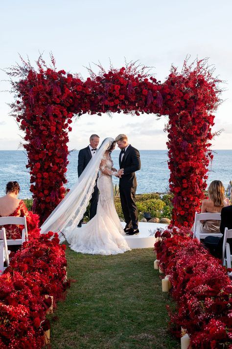 Red-and-White Laguna Beach Wedding Burgundy Beach Wedding Ideas, Red And Black Beach Wedding, Red And White Wedding Aesthetic, Wedding Ideas Red And White, Red And White Wedding Theme, Wedding Red And White, Beach Wedding Red, Purple White Wedding, Red And White Wedding