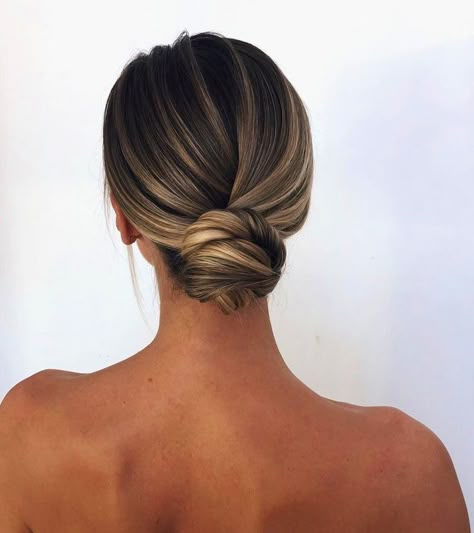 Hairstyle Easy, Easy Hairstyles For Medium Hair, Updos For Medium Length Hair, Easy Hairstyle, Low Bun, Wedding Hair Makeup, Short Hair Styles Easy, Bridal Hair And Makeup, Easy Hairstyles For Long Hair