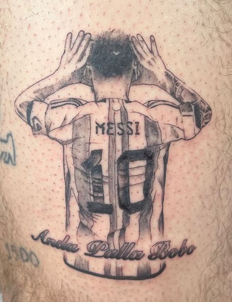 Messi’s celebration vs Netherlands. Anda Palla Bobo?! Messi Tattoo Design, Messi Logo Tattoo, Messi Tattoo Ideas For Men, Messi Tattoo Ideas, Messi’s Tattoo, Tattoo Messi Copa Del Mundo, Messi Tattoo, Argentina Worldcup, Fashion Tattoo