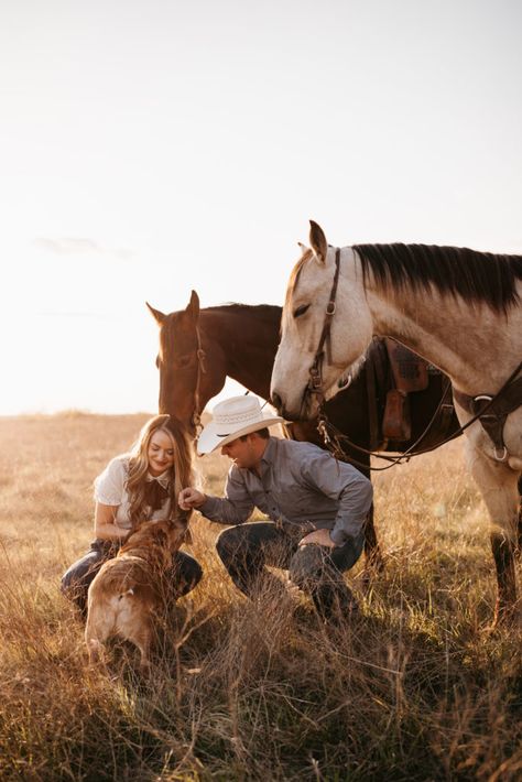 Horse Engagement Photos, Western Engagement Pictures, Western Engagement Photos, Western Photo Shoots, Horse Couple, Country Couple Pictures, Country Engagement Pictures, Horse Photography Poses, Pictures With Horses