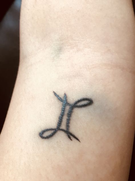 Gemini Stick And Poke Tattoo, Gemini Sign Symbol, Gemini Symbol Tattoo, Different Tattoo Ideas, Gemini Tattoos, Gemini Color, Gemini Tattoo Designs, Gemini Symbol, Twin Tattoos