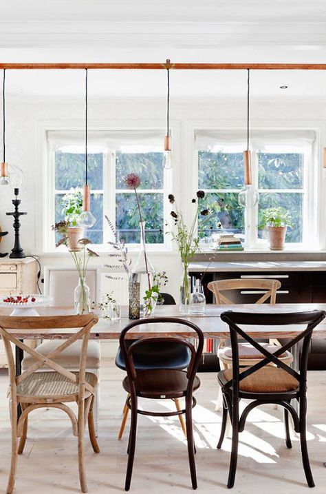 Home Decor Obsession Mismatched Dining Room, Mismatched Chairs, Swedish Cottage, Ideas Hogar, Dining Room Inspiration, Scandinavian Home, Retail Furniture, Ikea Hacks, Dining Room Design