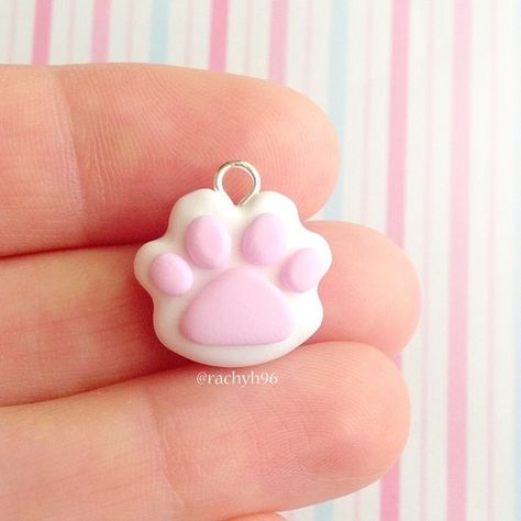 Hi everyone! Here's a very simple, but cute paw print charm! The one in this photo hasn't been glazed yet, but I will have some available on my shop soon which are super shiny and pretty! ✨ Hope you like it! ✌ #polymerclay #polymer #clay #cute #kawaii #animal #paw #pawprint #handmade #craft #sculpey #fimo #premo #pink Simple Polymer Clay Ideas, Polymer Clay Kunst, Fimo Kawaii, Cute Paw Print, Crea Fimo, Polymer Clay Kawaii, Clay Keychain, Paw Print Charm, Tanah Liat